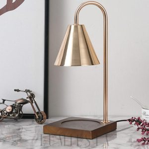 Skandynawska lampka biurkowa z metalowym kloszem, ujęcie pod kątem