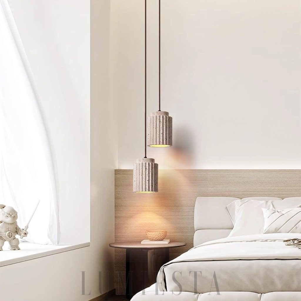 Lampa wisząca z trawertynu beżowa, smukły walec z wyraźnymi żłobieniami