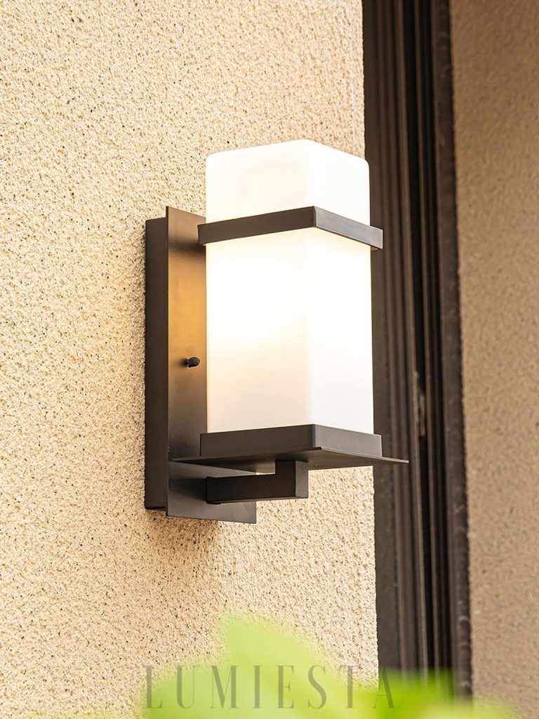 Lampa ścienna zewnętrzna McDade Glass, kwadratowa bryła i czarna konstrukcja