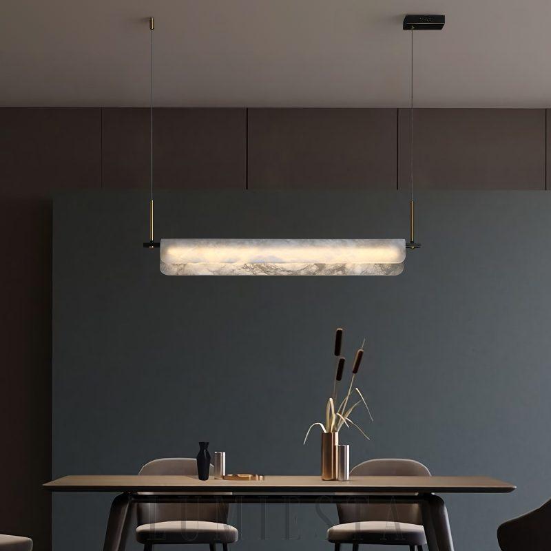 Years - lampa wisząca z alabastru, detal mosiężnego mocowania i długiego klosza