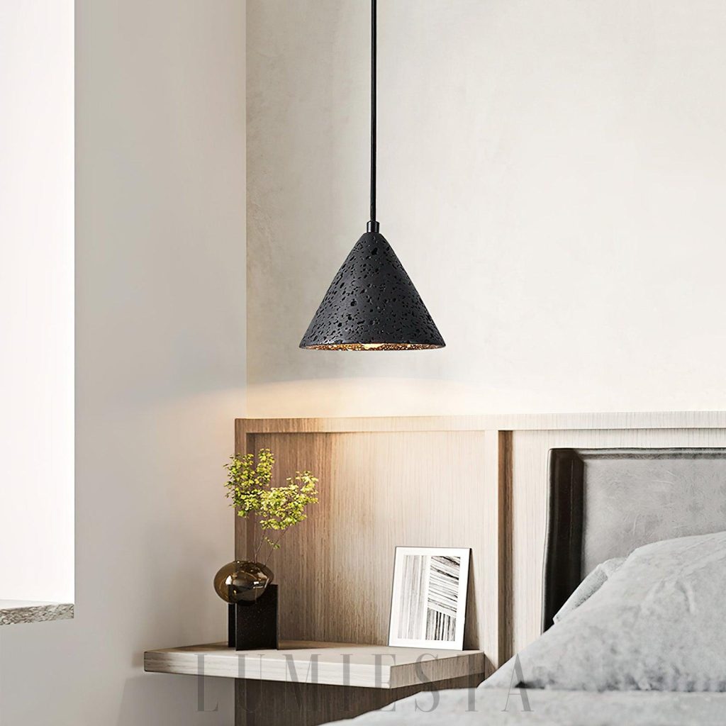 Lampa wisząca Scafell z trawertynu, elegancki profil kamienia i metalowa oprawa