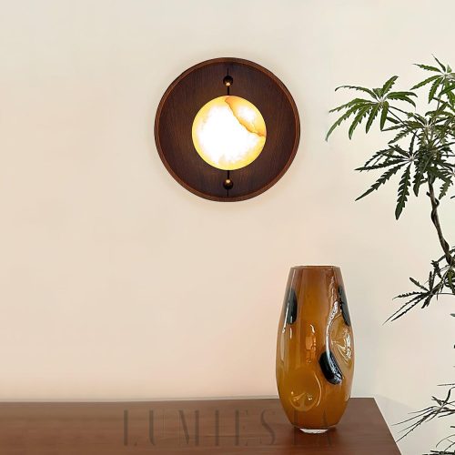 Lampa ścienna Alabaster Odis - okrągły alabastrowy klosz z drewnianym mocowaniem