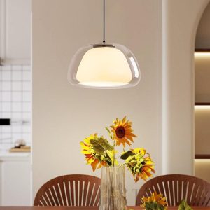 Lampa wisząca z przezroczystym szklanym kloszem bąbel - ujęcie pod lekkim kątem