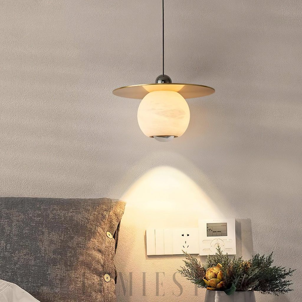 Flavas - lampa wisząca z alabastru i mosiądzu, detal klosza