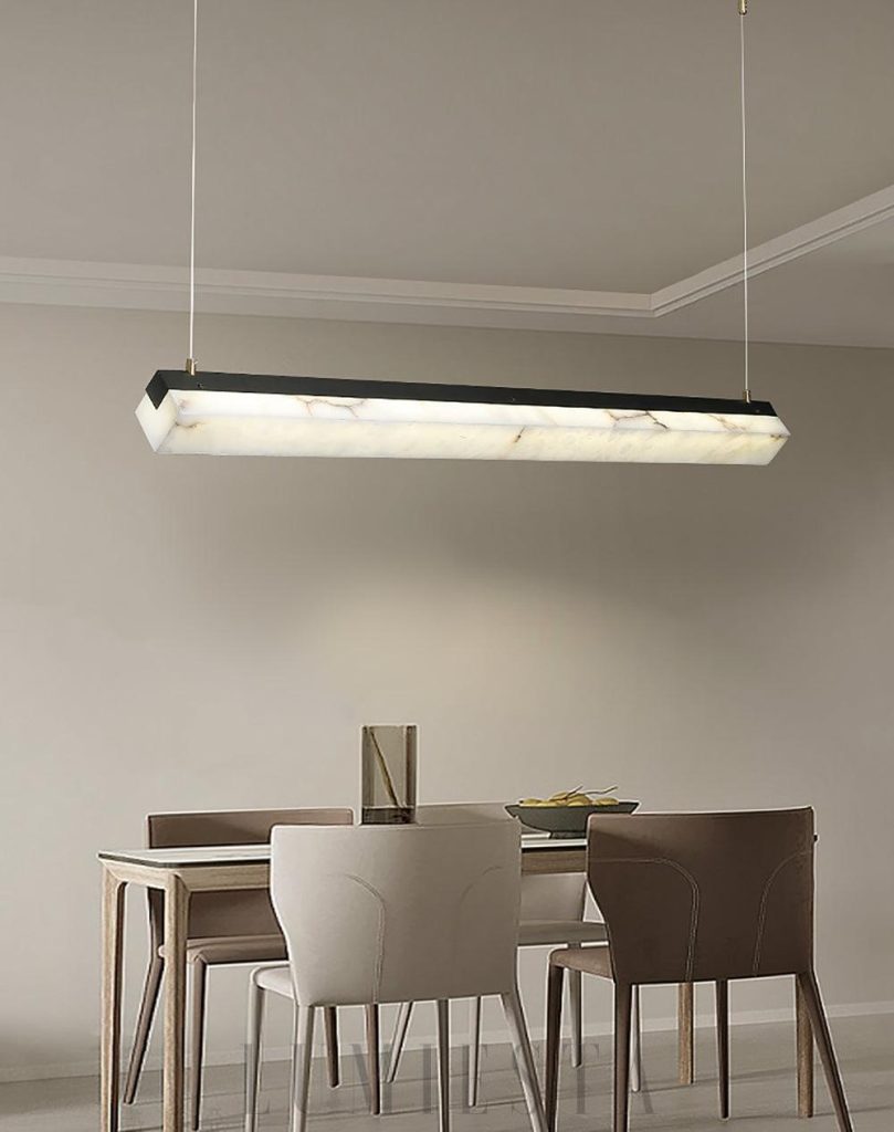 Lampa wisząca Mino z alabastru - widok z boku na smukły, podłużny klosz