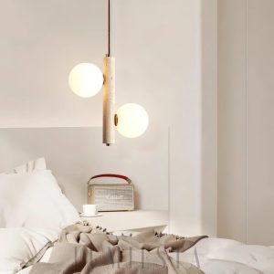 Beżowa lampa wisząca z trawertynu i metalu, ujęcie od dołu