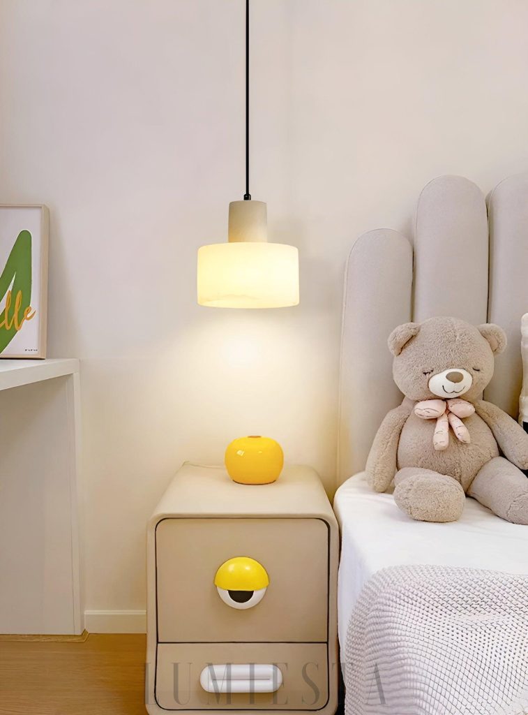 Tyne - cylindryczna lampa wisząca z alabastru, widok na zawieszenie i korpus
