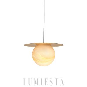 lampa wisząca alabastrowa kula mosiężna Borra - widok główny z kulą z alabastru i mosiężnym zawieszeniem