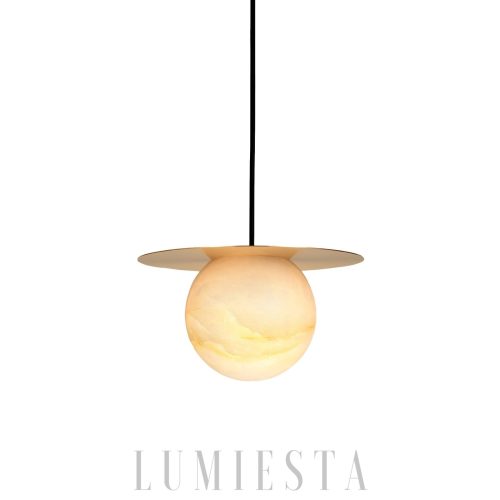 lampa wisząca alabastrowa kula mosiężna Borra - widok główny z kulą z alabastru i mosiężnym zawieszeniem