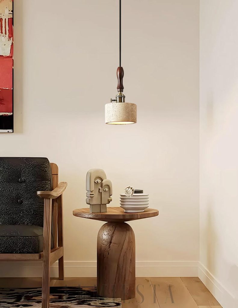 Beżowa lampa cylinderowa z trawertynu, widok produktu z boku z drewnianym akcentem