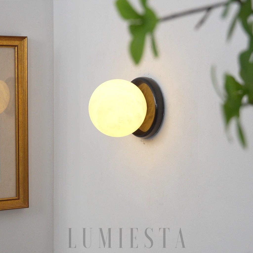 Tribeca - lampa sufitowa retro z alabastru, okrągły profil i metalowa obręcz
