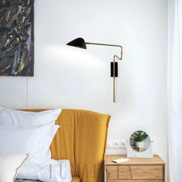 Lampa ścienna z metalowym ramieniem w stylu nowoczesnym