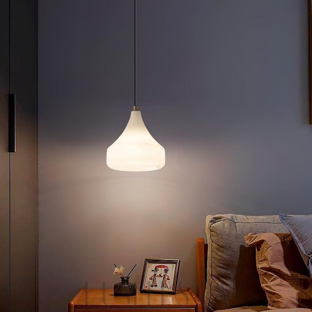 Lampa wisząca łezka z alabastru i metalu, zbliżenie na złote wykończenie
