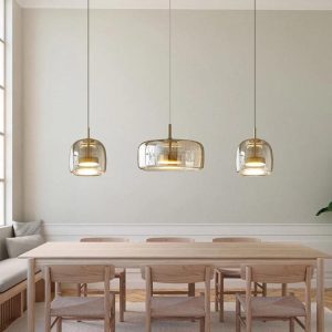 Szklana lampa wisząca industrialna 35 cm, detal przezroczystego szkła przy źródle światła
