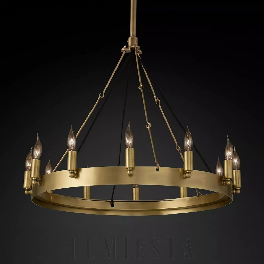 Lampa sufitowa Camino Vintage Kandelabr okrągła 68 cm, ujęcie z boku na mosiężną konstrukcję