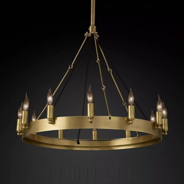 Lampa sufitowa Camino Vintage Kandelabr okrągła 68 cm, ujęcie z boku na mosiężną konstrukcję