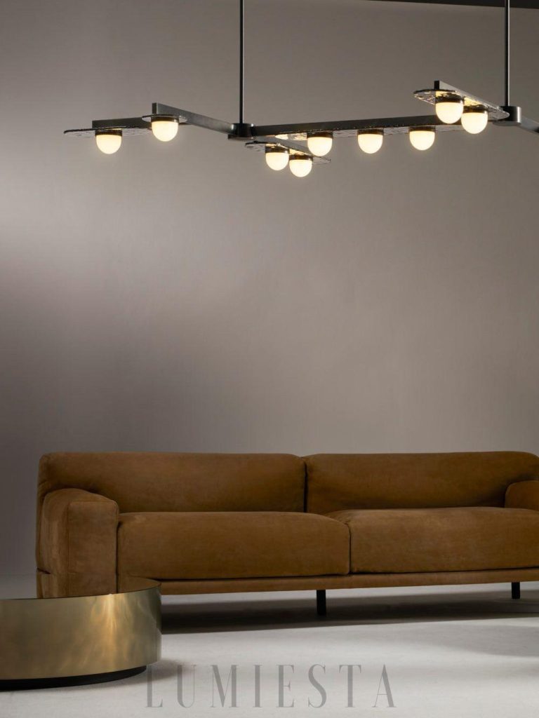Zyrandol Modulo ze szklanymi kloszami, widok od dołu na złotą metalową konstrukcję