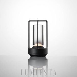 Lampa stołowa metalowa industrialna - widok na ażurowy, geometryczny stelaż