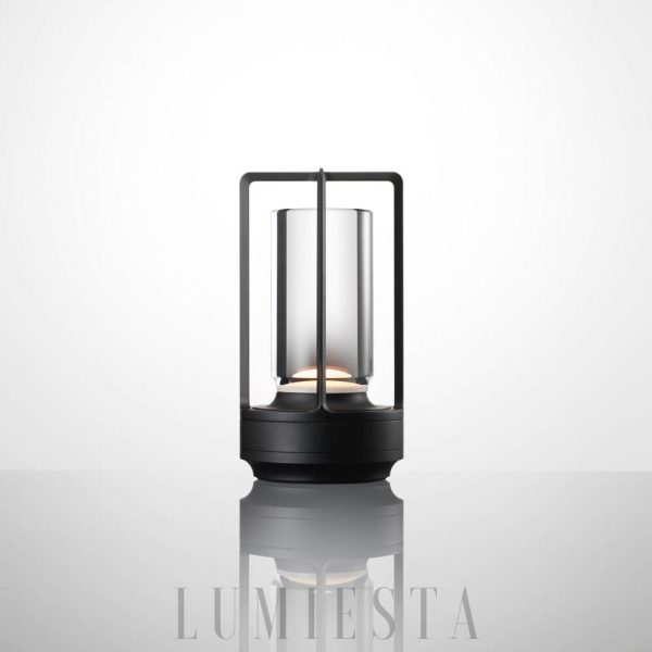 Lampa stołowa metalowa industrialna - widok na ażurowy, geometryczny stelaż