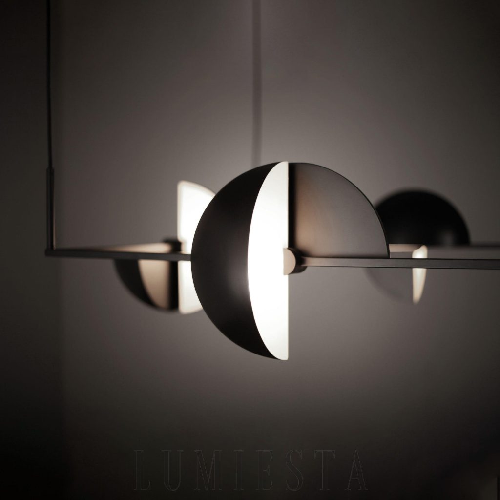 Elegancka lampa wisząca Trapeze Quartette w czarnym kolorze - widok z boku