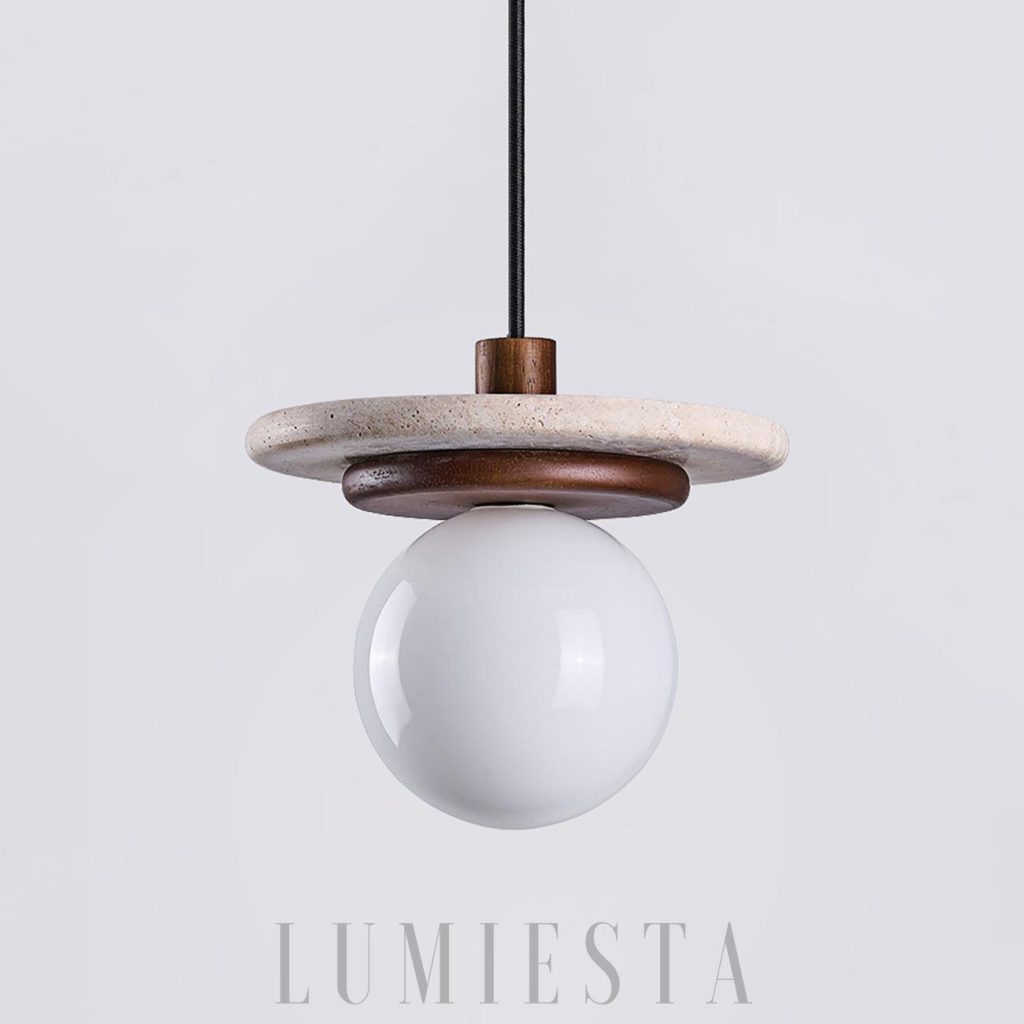 Lampa wisząca Murto, szklana kula i trawertynowa oprawa w ujęciu z bliska