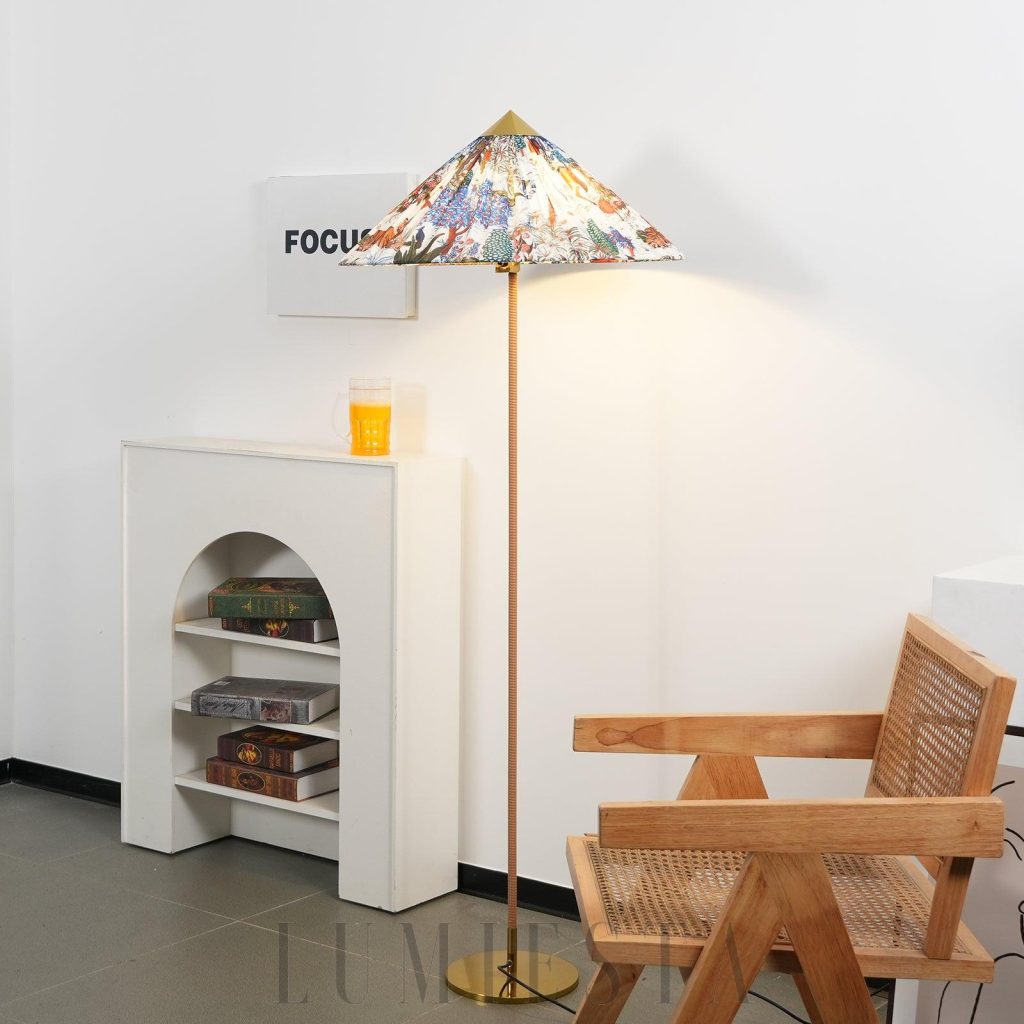 Lampa podłogowa Umbrella - nowoczesna sylwetka z białym kloszem na metalowej podstawie