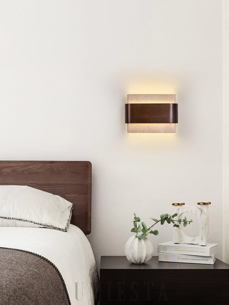 Kinkiet Terra Lumen 22 cm, widok z boku na beżowy kamień i orzechowe drewno