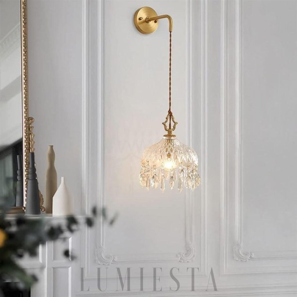 Lampa ścienna Alshamal w stylu retro - boczny widok na szkło, kryształ i miedziane wykończenie