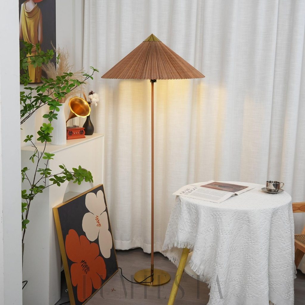 Lampa podłogowa Umbrella - detal białego tekstylnego klosza i metalowego trzonu