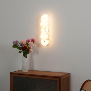 Lut - Złota lampa ścienna z alabastrem — luksus i styl