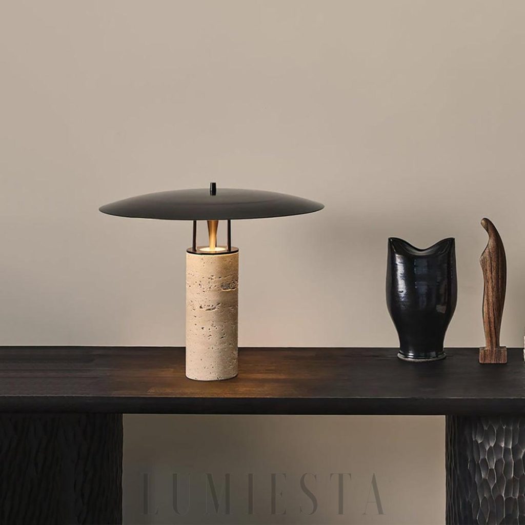 Luna - lampa stołowa z trawertynu żółto-czarna, ujęcie z góry na kamienny korpus i oprawę