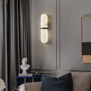 Melange - lampa ścienna z alabastru, zbliżenie na jasny kamień i mosiężne mocowanie