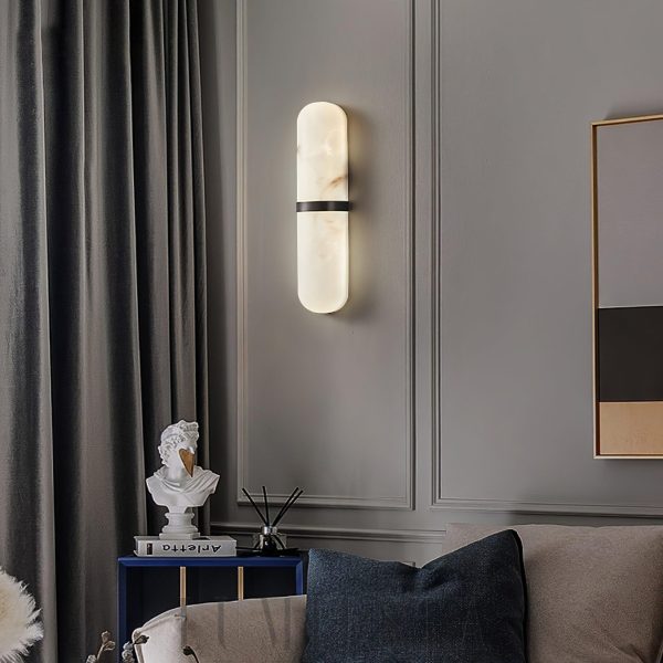 Melange - lampa ścienna z alabastru, zbliżenie na jasny kamień i mosiężne mocowanie