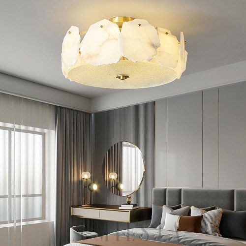 Artze - lampa sufitowa z alabastru i mosiądzu, boczny widok okrągłej formy