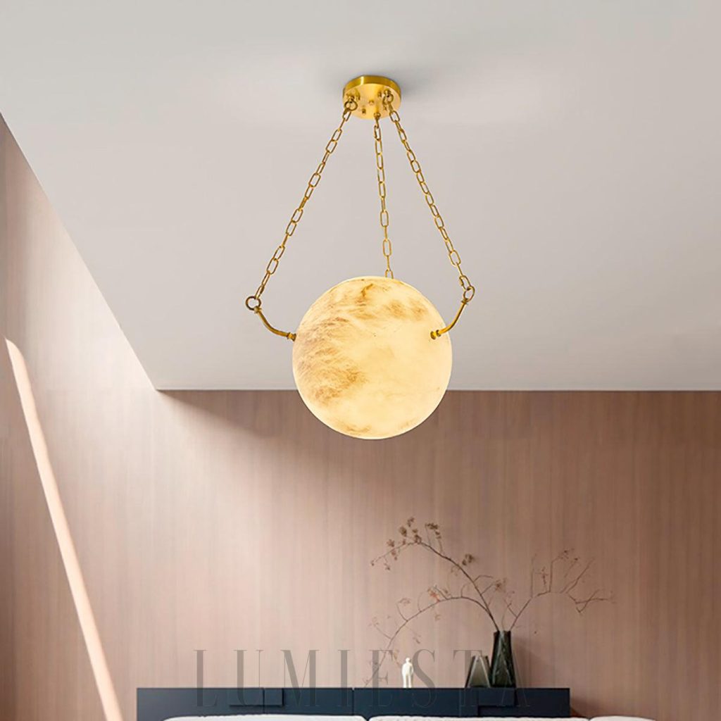 Atlas - lampa wisząca kula z alabastru i metalu, widok pod skosem