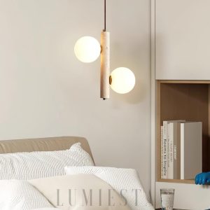 Lampa wisząca trawertynowa z kulistymi kloszami, widok z bliska