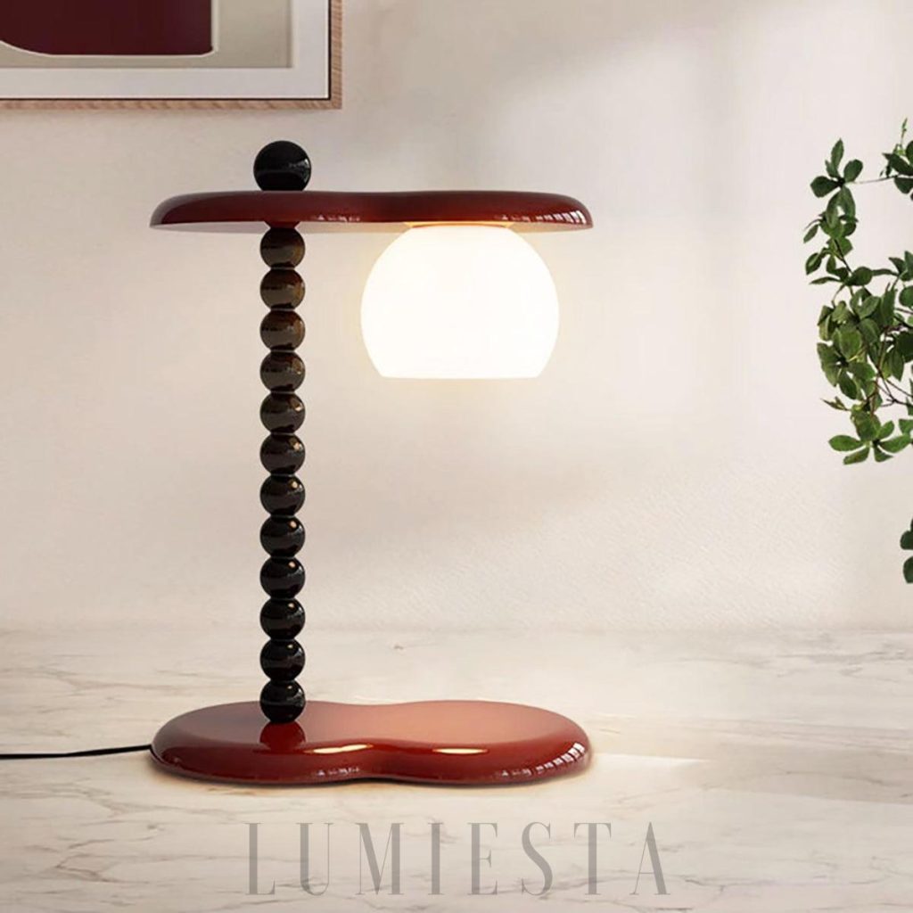 Lampa stołowa Everalda ze szkła i aluminium, pokazana z tyłu na prostym, nowoczesnym tle