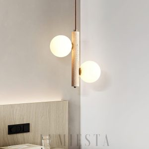 Beżowa lampa wisząca z trawertynu i szklanymi kulami, widok z boku