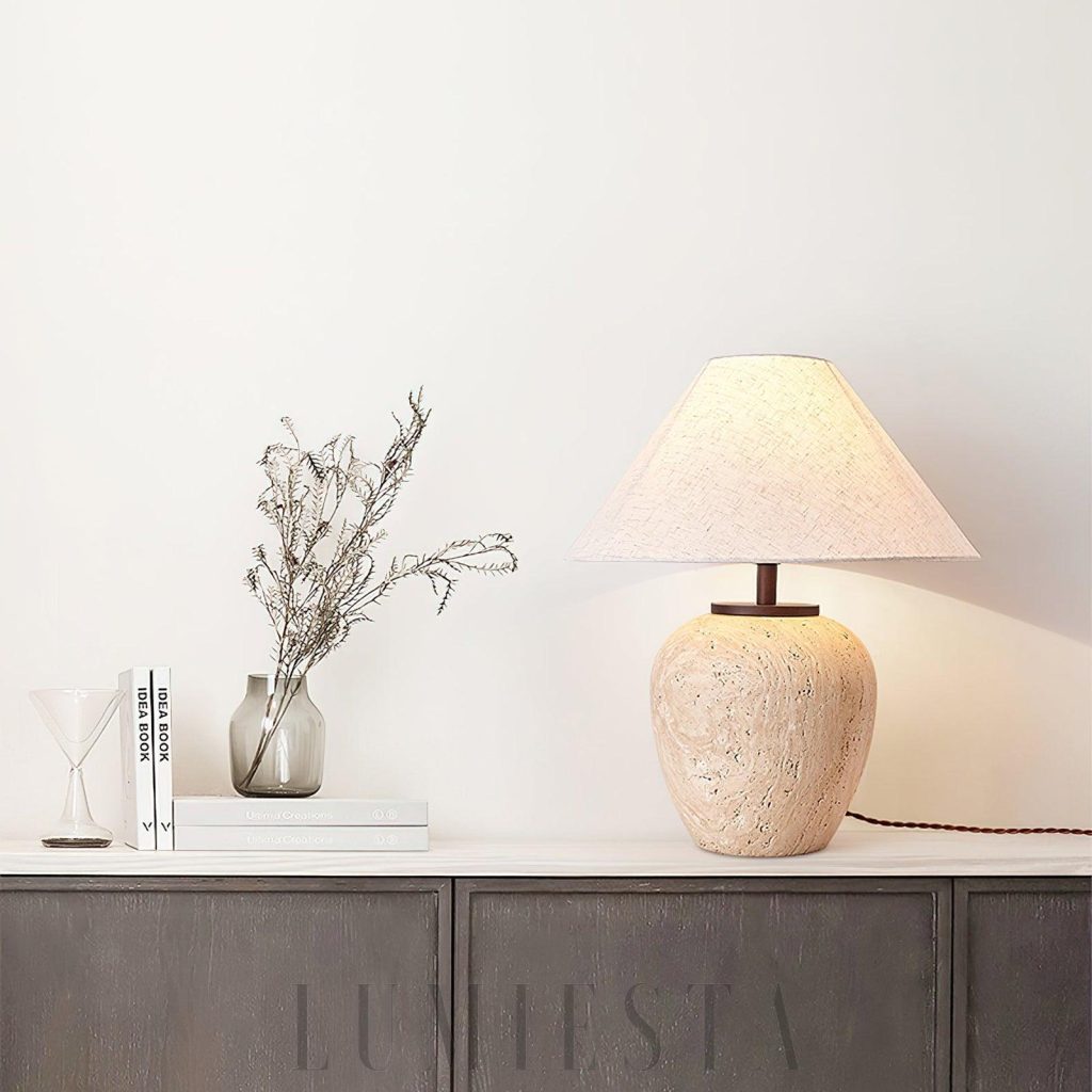 Aoji - lampa stołowa travertynowa beżowa, pełny widok formy o średnicy 48 cm