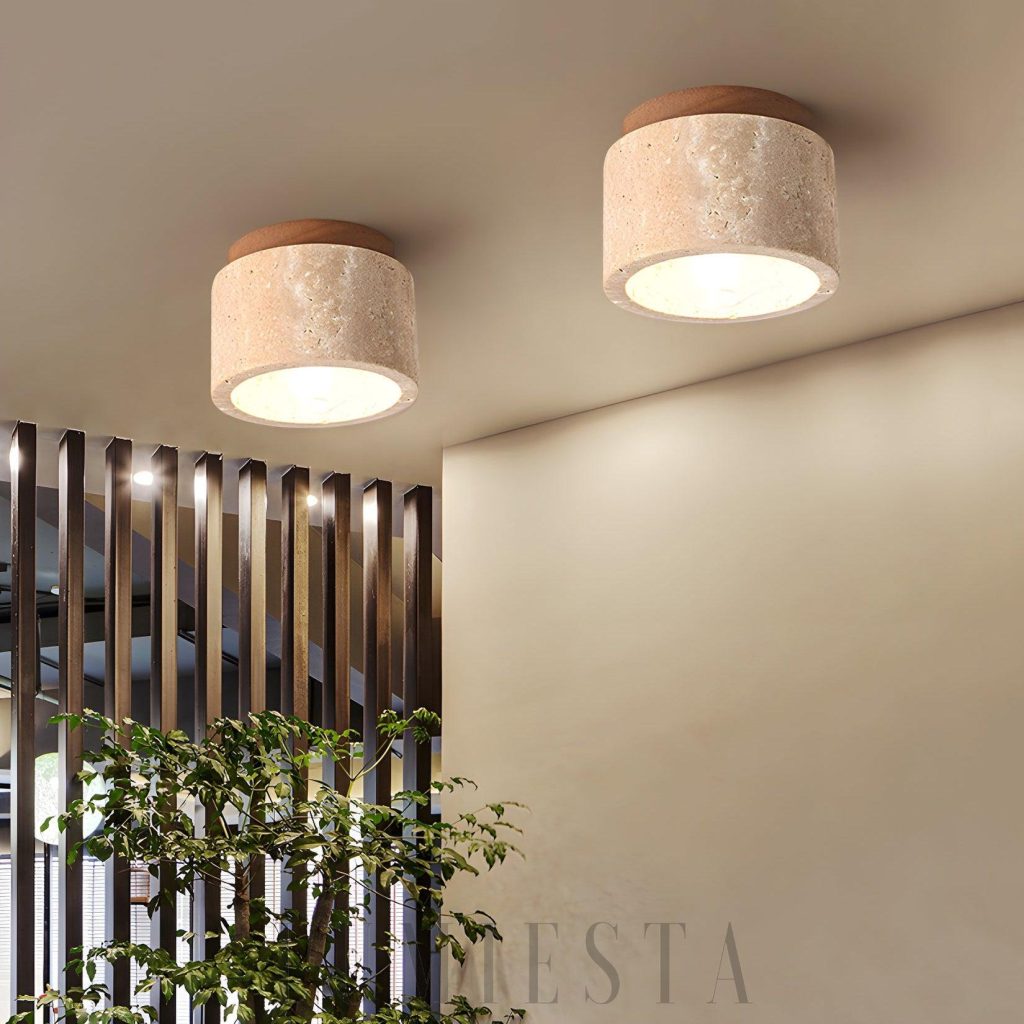 Beżowa lampa sufitowa Kyoto z trawertynu, detal wykończenia przy montażu