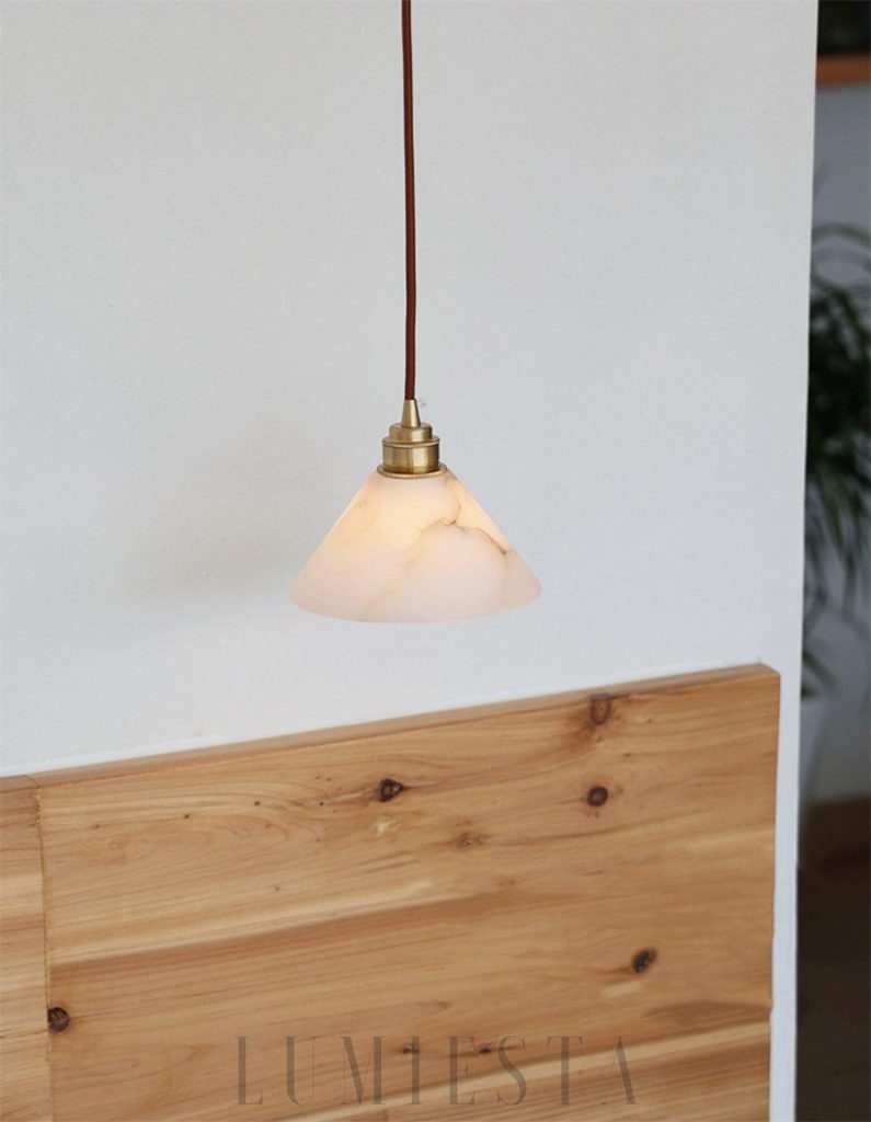 Monna - stożkowa lampa wisząca z alabastru i mosiądzu, widok od dołu