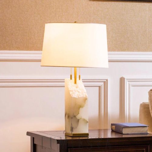 Borealis - lampa stołowa z alabastru, białym abażurem i złotą podstawą, widok z boku
