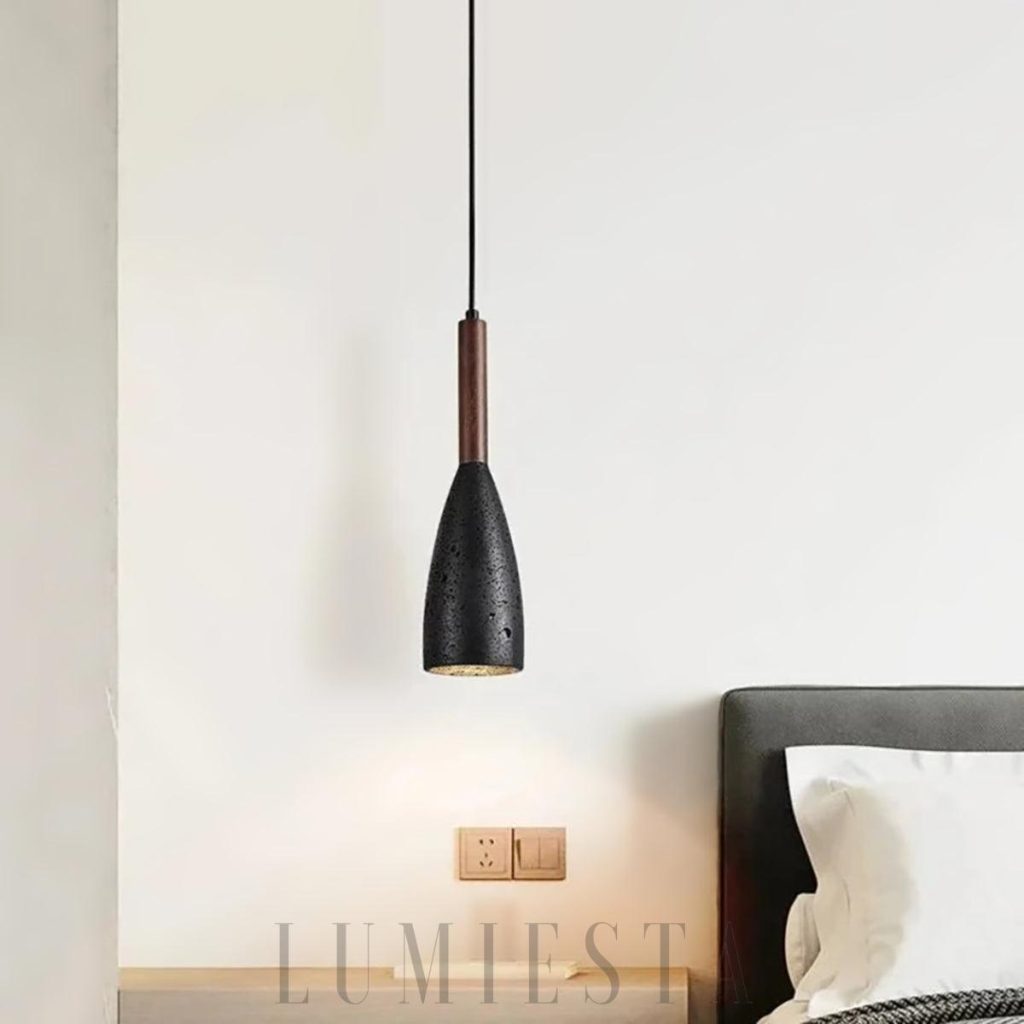 Lampa wisząca Keswick - detal trawertynowej oprawy i drewnianego wykończenia przy zawieszeniu