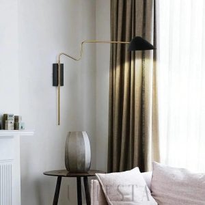 Lampa ścienna z metalowym ramieniem w stylu nowoczesnym