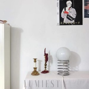 Chromowana lampka stołowa z białym kloszem - detal podstawy