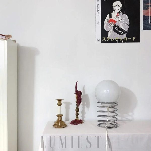 Chromowana lampka stołowa z białym kloszem - detal podstawy