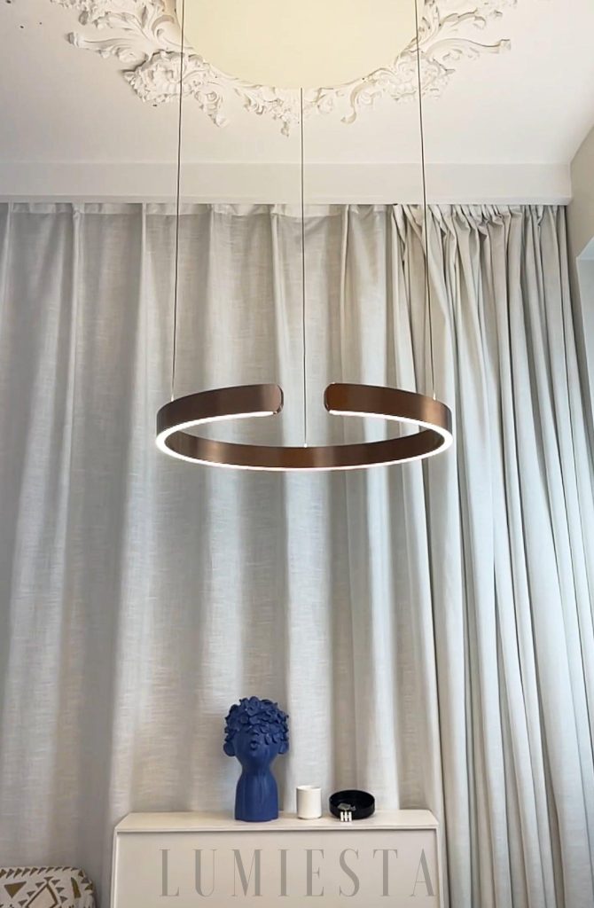 Okrągły żyrandol LED aluminiowy, detal obręczy i równomierne podświetlenie