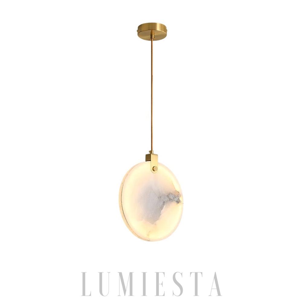 Lampa wiszaca alabastrowa okragla Harvest - widok frontowy z mosiężnym mocowaniem