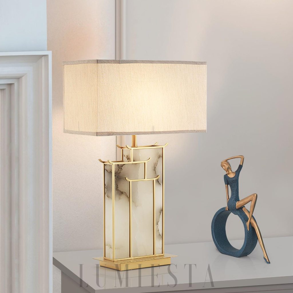 July - lampa stołowa z alabastru, białej tkaniny i złotych akcentów, widok pod kątem