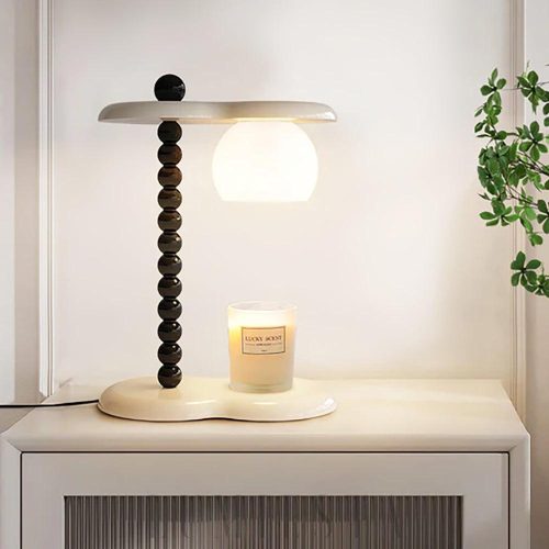 Lampa stołowa Everalda z białym korpusem, szklanym kloszem i podgrzewaczem świec